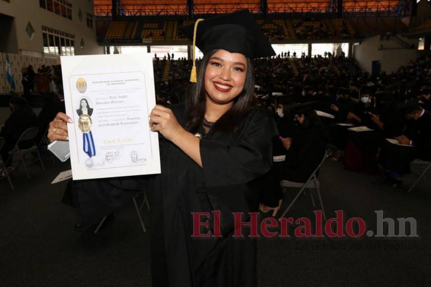 Con menciones honoríficas, UNAH realiza primeras graduaciones presenciales (Fotos)