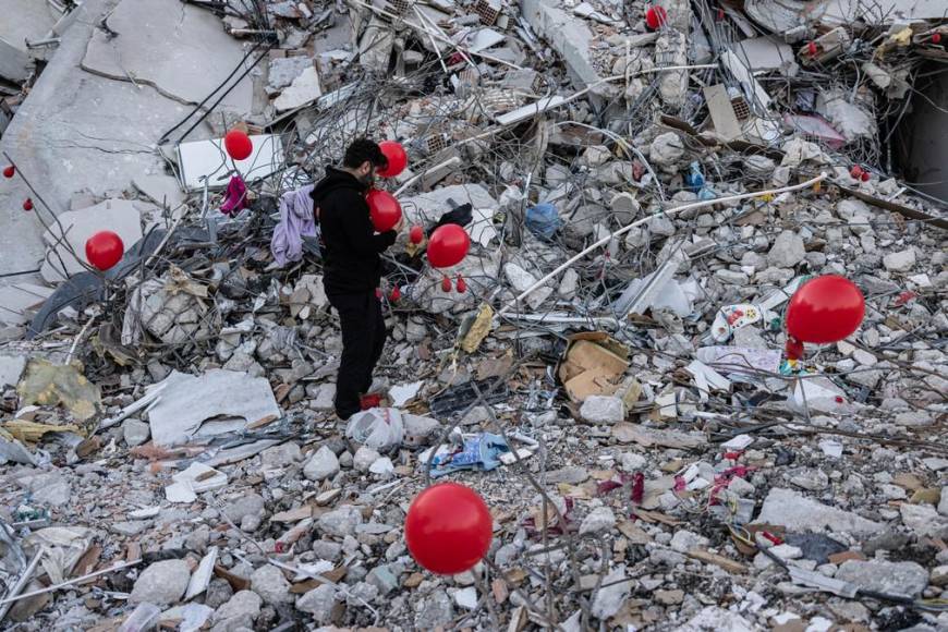 Con globos rojos rinden homenaje a los niños muertos en el terremoto de Turquía