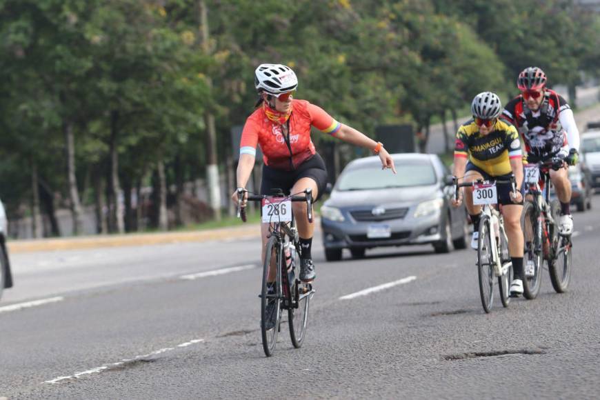 Grandes y pequeños disfrutan de la Vuelta Ciclística 2023 de EL HERALDO