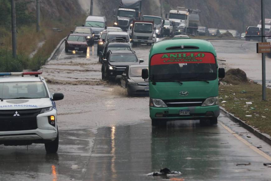 Tráfico e inundaciones dejó lluvia que azotó la capital