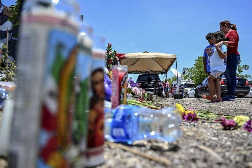 Altares, veladoras y oraciones, así rinden homenaje a migrantes que murieron en tráiler en Texas