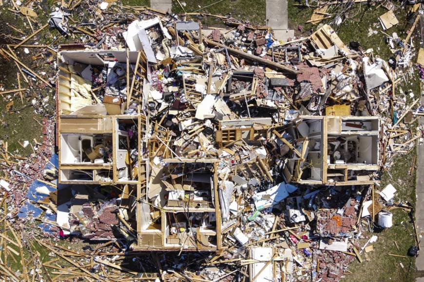 En Misisipi hay “zona de guerra” tras el paso de un mortal tornado