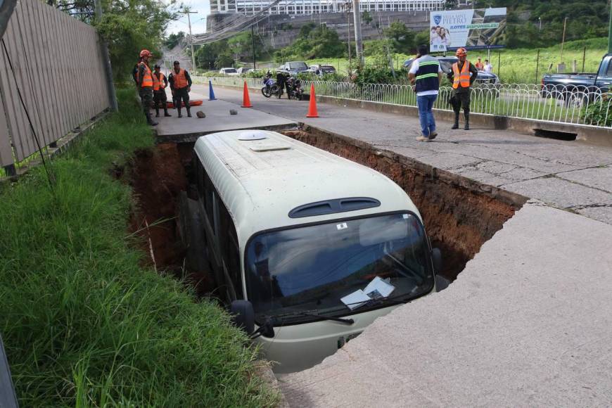 Las imágenes del socavón en el que cayó un autobús en la capital