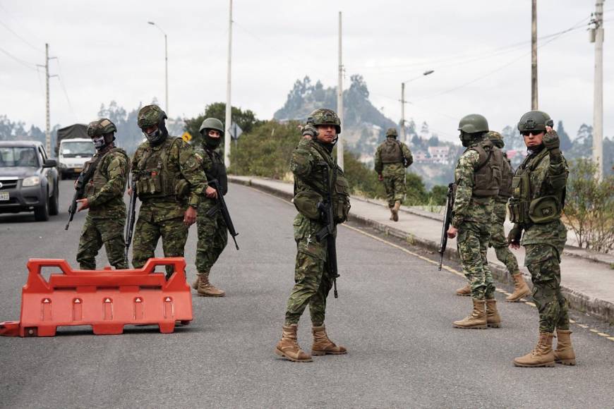 Agentes pasaron horas retenidos por los reos: lo que se sabe del caos en las cárceles de Ecuador