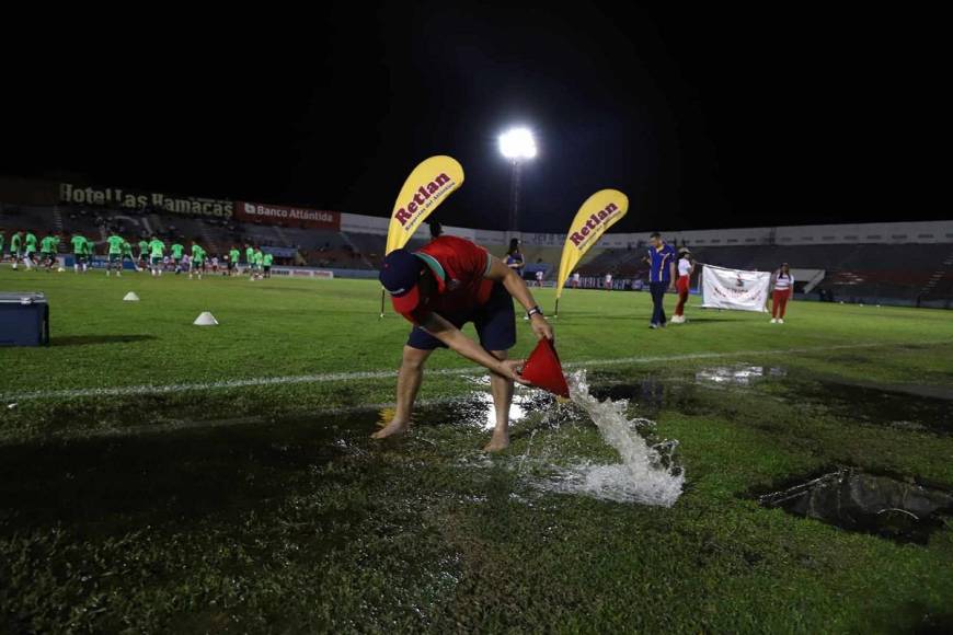 A oscuras y bajo la lluvia: los sinsabores que dejó el Vida vs. Marathón