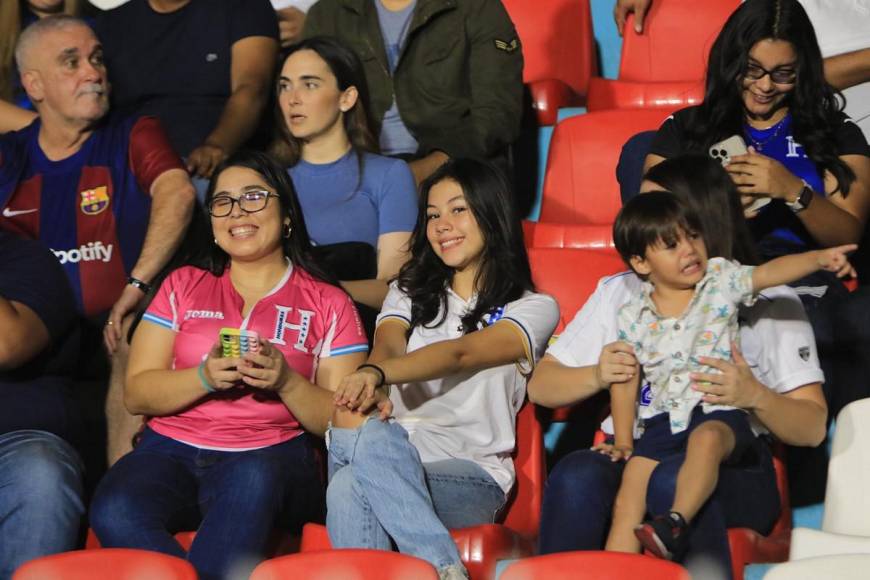 “Todos con la H”, aficionados catrachos listos en el Chelato Uclés para el Honduras - Granada