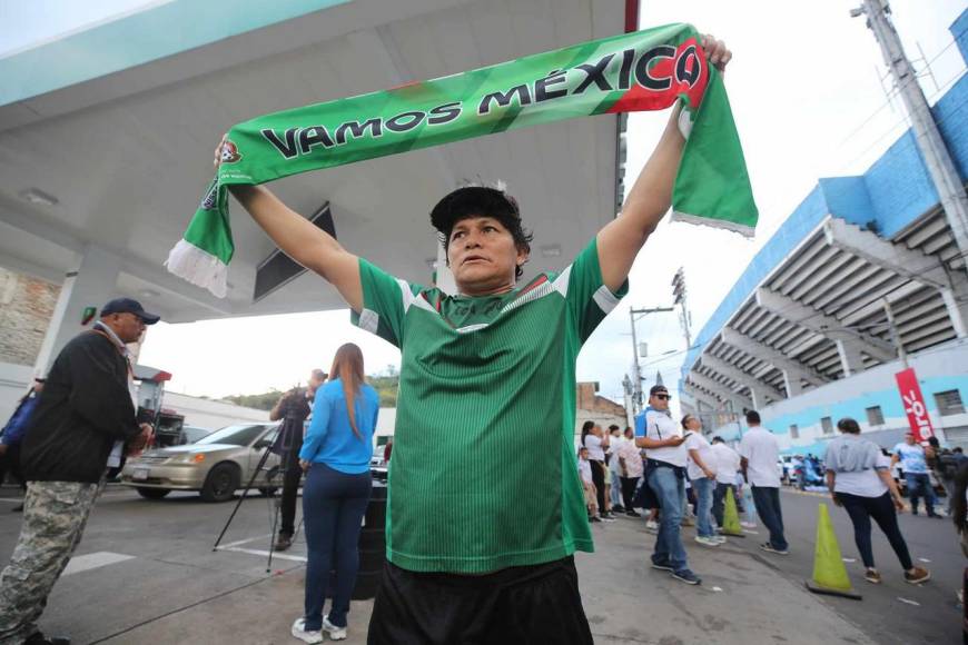 ¡Órale, Güey! Mexicanos se concentran en el Chelato Uclés para apoyar al Tri