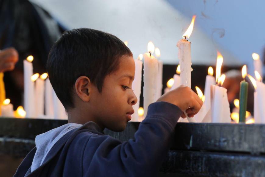 Feligreses se agolpan en la Basílica para honrar a la Virgen de Suyapa