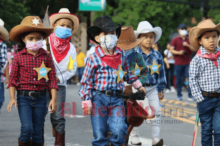 FOTOS: Fervor cívico y actos culturales de escolares en calles capitalinas