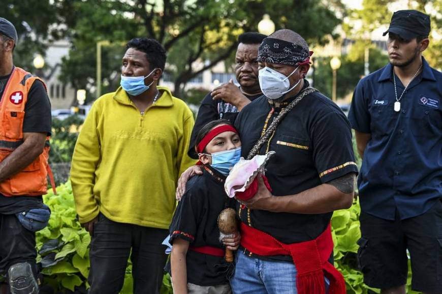 Altares, veladoras y oraciones, así rinden homenaje a migrantes que murieron en tráiler en Texas