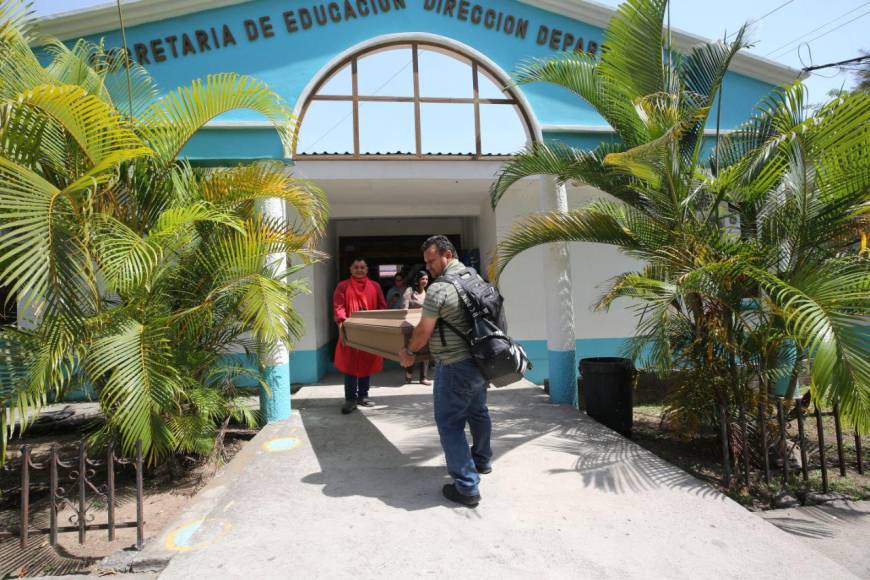 Dentro de ataúd protesta maestro en Departamental de Educación; exigen plazas e investigación al Copemh