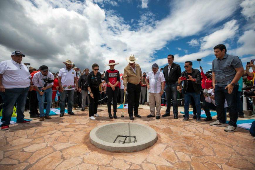 Así fue la inauguración de la Plaza Isy Obed, muerto en golpe de Estado en Honduras