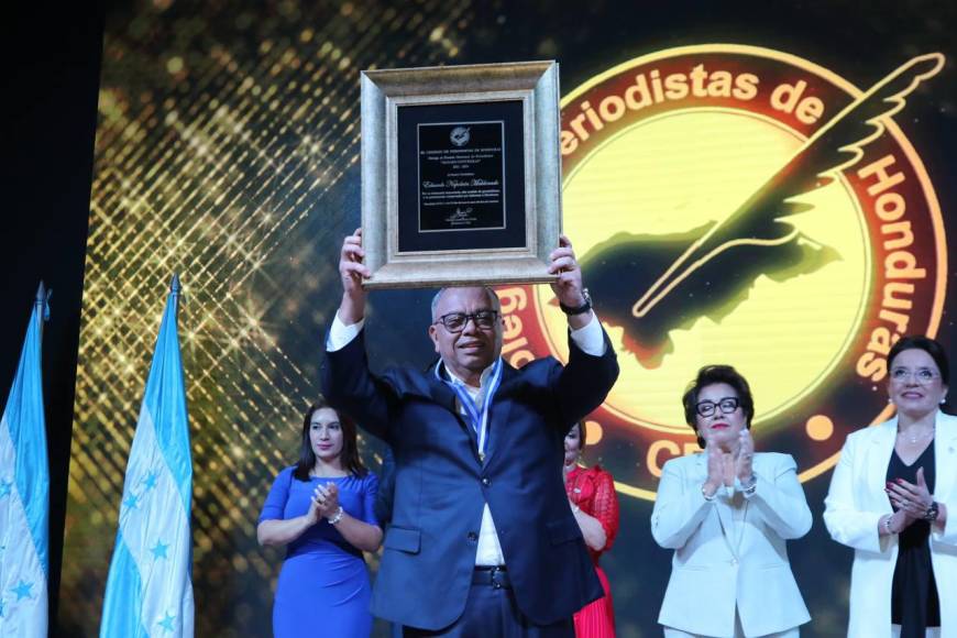 Así fue galardonado el periodista Eduardo Maldonado con el premio Álvaro Contreras