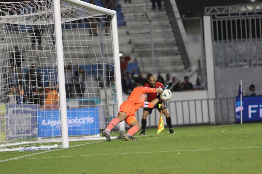 ¡Alegría y llanto! Emotivo festejo de Rougier al clasificar Motagua a semis