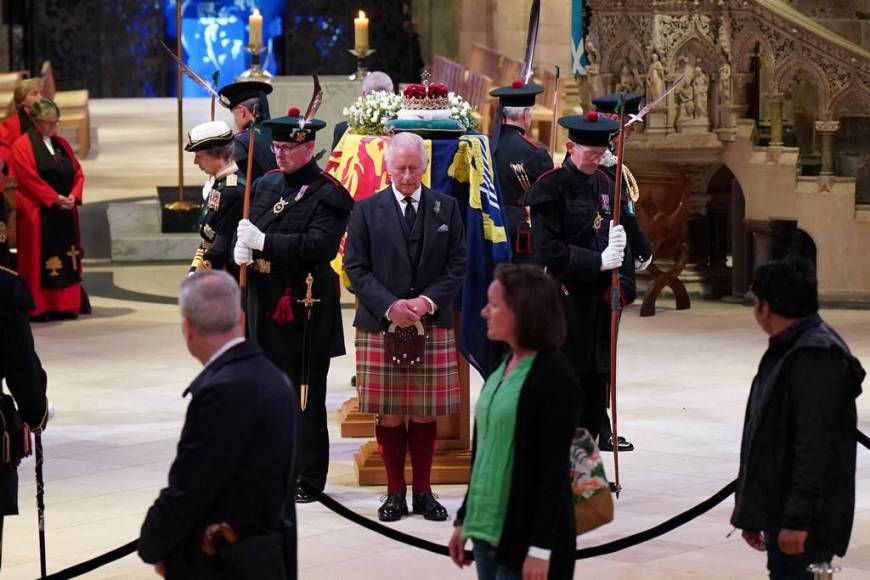 Los británicos comienzan a despedirse de Isabel II en Edimburgo