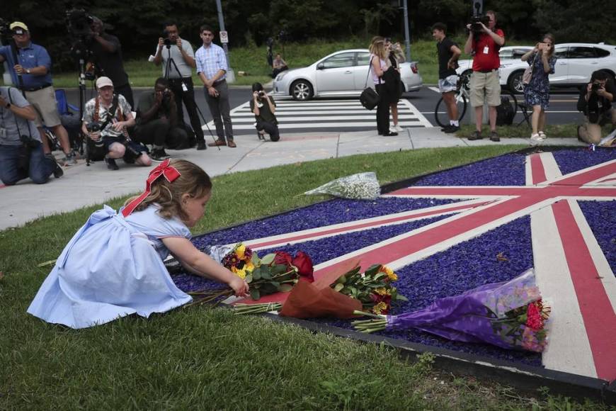 Lágrimas, silencio y el himno “God save the Queen” frente al palacio de Buckingham tras muerte de Isabel II