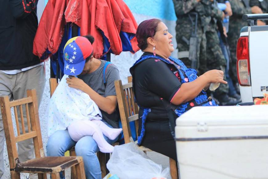 Vendedores ponen color y sabor en las horas previas al Honduras - Granada