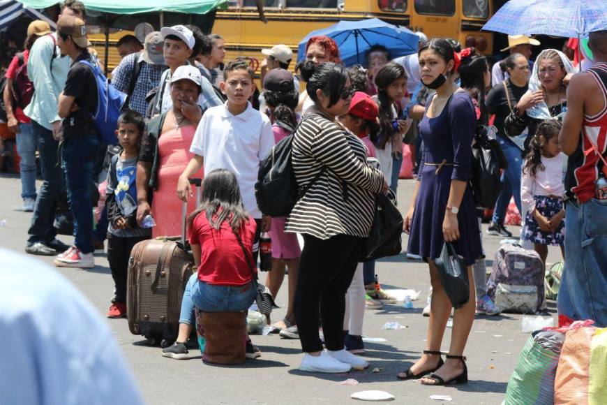 Semana Santa: veraneantes abarrotan terminales de buses y abandonan Tegucigalpa