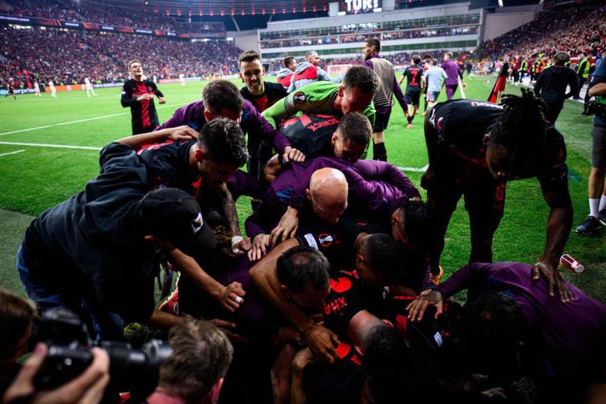 Leverkusen hizo historia y va por el triplete: el festejo de Xabi Alonso y sus jugadores