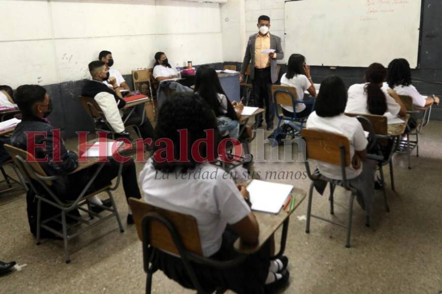 Colegiales vuelven a lucir su uniforme en el retorno a clases en la capital (Fotos)