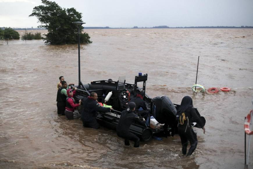 Miles de damnificados por inundaciones en Brasil son refugiados en albergues