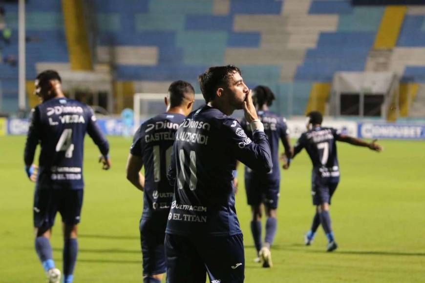 Beso de Auzmendi a aficionada y el niño que debutó con el Motagua