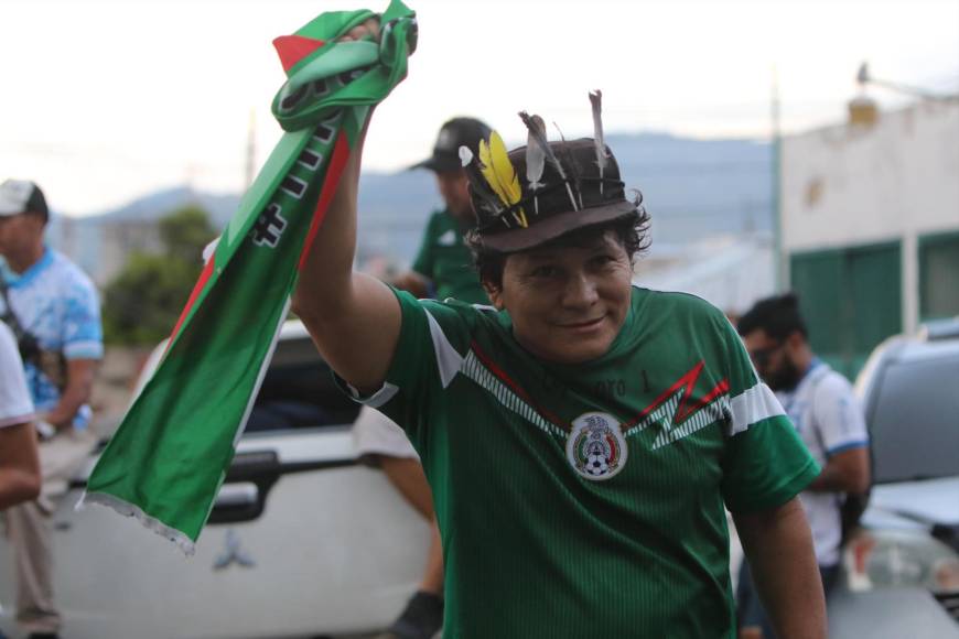 Fiesta bicolor: así se vive el ambiente en las afueras del Estadio