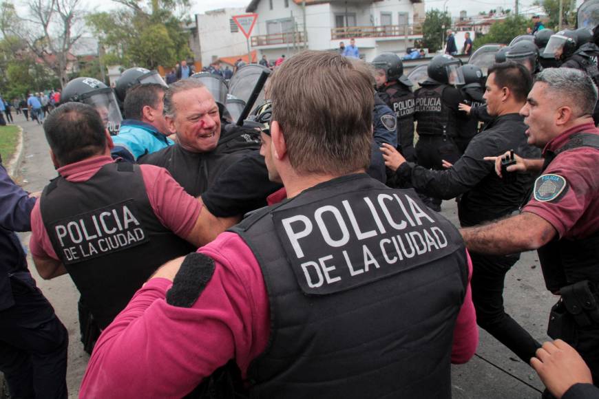 Golpes y pedradas recibió el ministro de Seguridad de Argentina en protesta de choferes de autobús