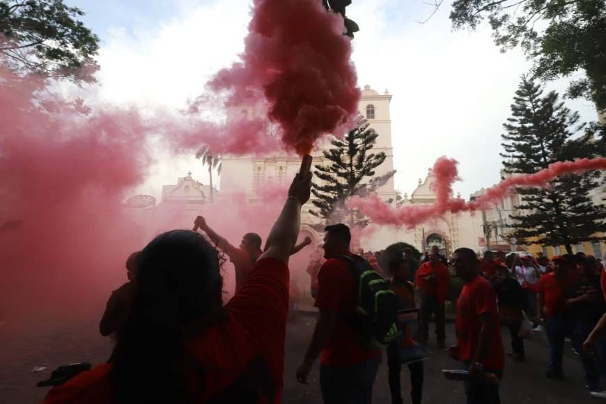 Cohetes y vuvuzelas: ambiente afuera del Congreso Nacional