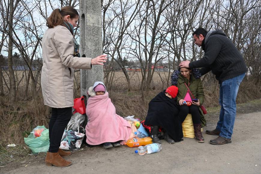 Ucranianos huyen y se refugian en países vecinos (FOTOS)