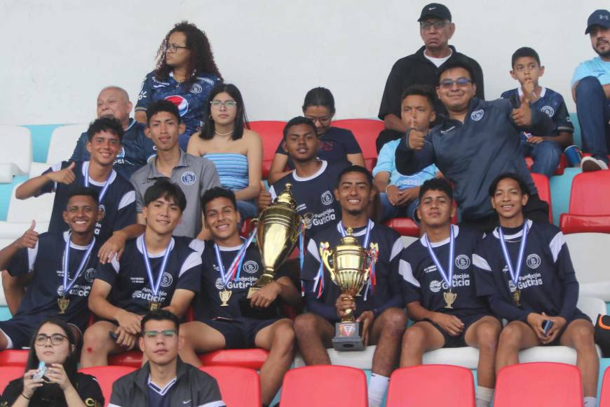 ¡Ambientazo en el Nacional! Motagüenses llenan el “Chelato” Uclés para ver el clásico