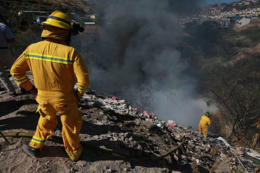 Las impactantes imágenes que dejó el incendio de una zacatera en la capital