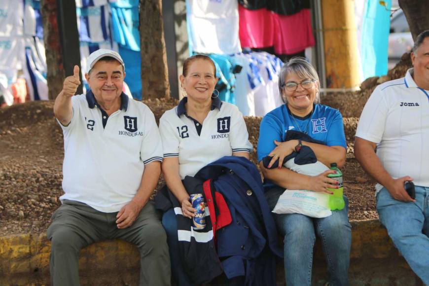 Ambiente fenomenal en el Chelato Uclés para presenciar el Honduras vs Trinidad y Tobago