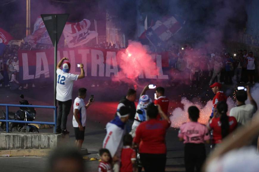 Imponente llegada de Ultra Fiel al Nacional para juego de Olimpia ante Antigua