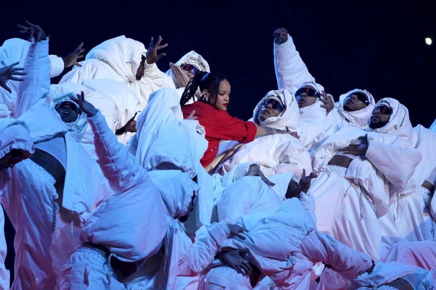 Rihanna volando y A$AP Rocky grabando todo: lo que no se vio del show del medio tiempo