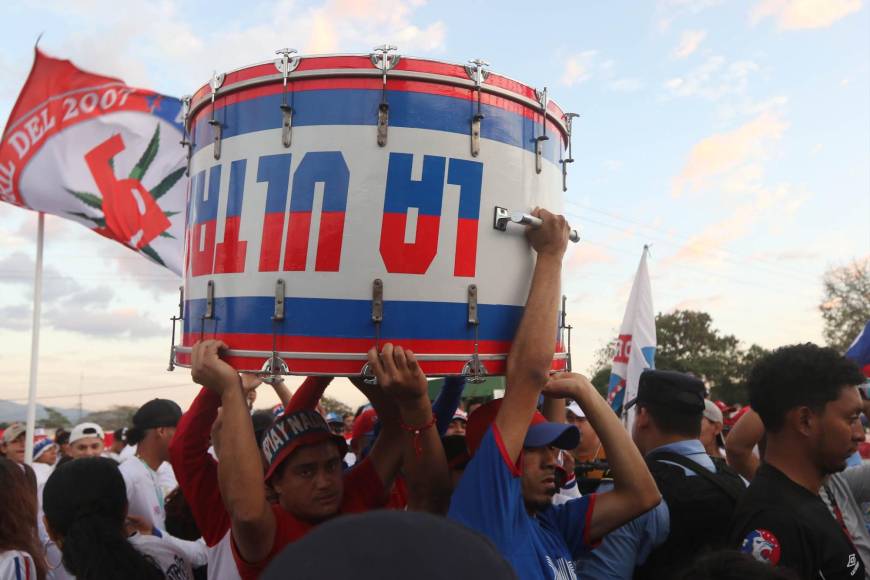 ¡Fiesta total! Así fue el apoyo de la Ultrafiel en el Olimpia vs Marathón