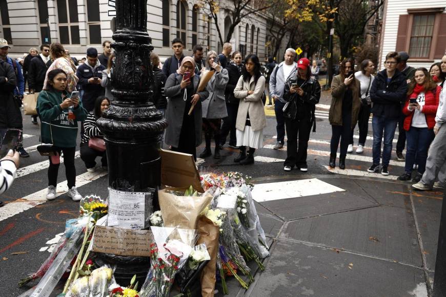 Fans de Friends se reúnen en NY para rendir honor a Matthew Perry