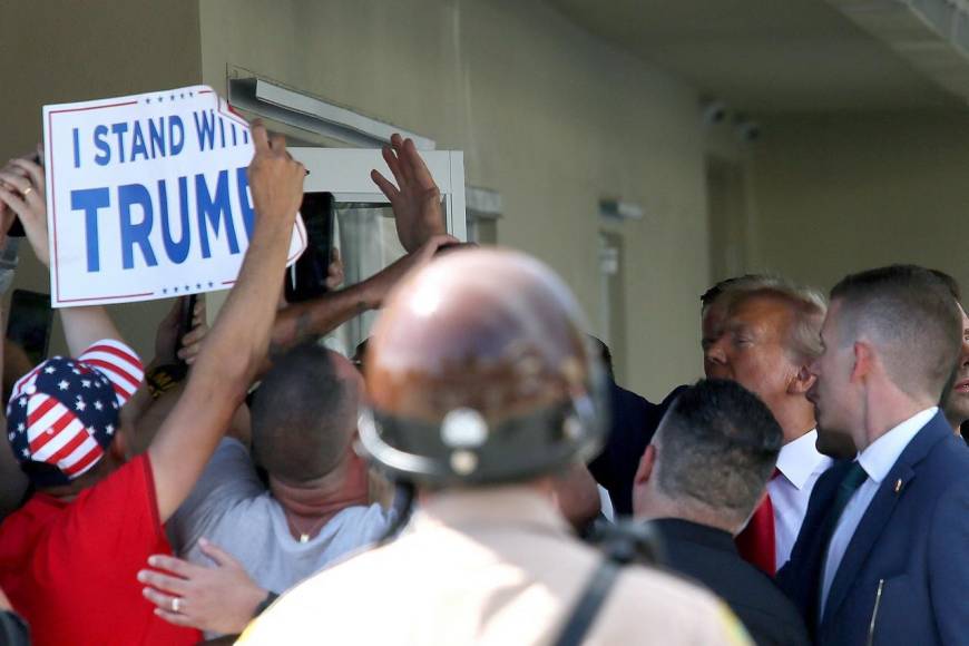 Sonriente, así salió Donald Trump de la corte de Miami tras audiencia