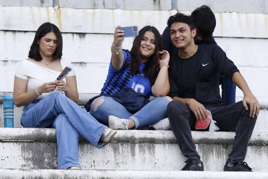 Belleza y pasión por sus equipos: el ambiente en el Real España vs Motagua