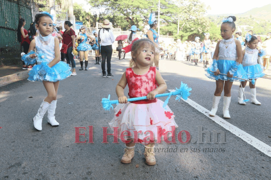 FOTOS: Fervor cívico y actos culturales de escolares en calles capitalinas