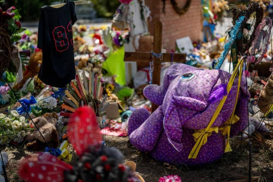 “Nunca podrías pedirle a un niño que regrese”: Alcalde de Uvalde demolerá escuela donde ocurrió masacre