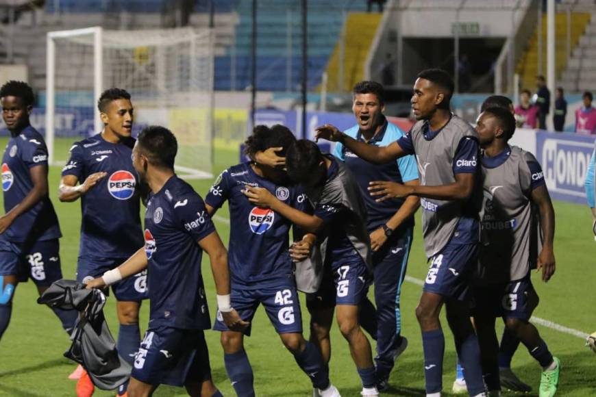 Beso de Auzmendi a aficionada y el niño que debutó con el Motagua