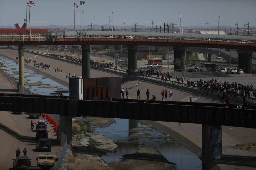 Desesperados por asilo, migrantes se enfrentan en la frontera sur de Estados Unidos