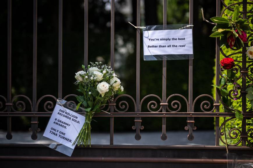 Fanáticos de Tina Turner dejan flores y velas frente a su casa en Suiza