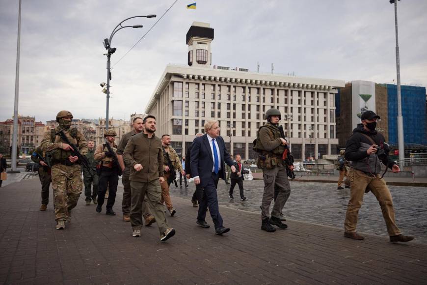 Johnson y Zelensky dieron un paseo por Kiev, la ciudad atacada por Rusia