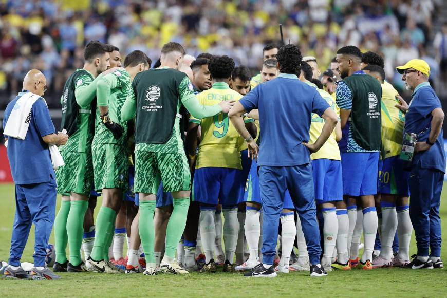 Jugadores de Brasil ignoran a Dorival, lo humillan luego de ser eliminados de Copa América