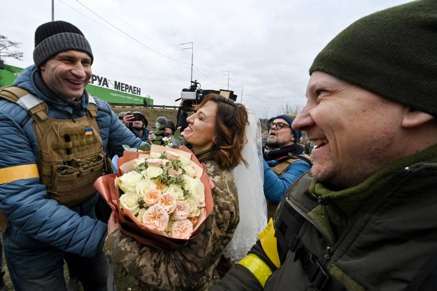 ¡Amor en medio de la guerra! Soldados ucranianos se casan mientras combaten a Rusia