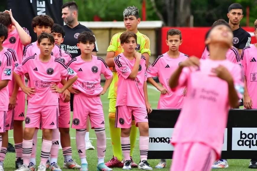 En fotos: Messi y Antonela Roccuzzo causan revuelo en Argentina tras debut de su hijo