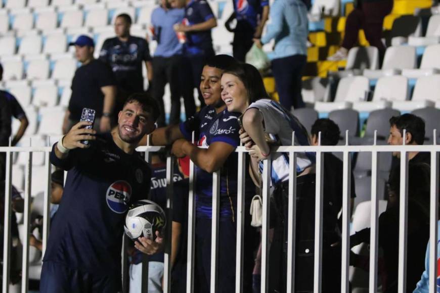 Beso de Auzmendi a aficionada y el niño que debutó con el Motagua