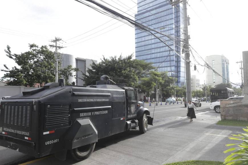 Blindan Casa Presidencial con cierre de calles y tanquetas de Fuerzas Especiales